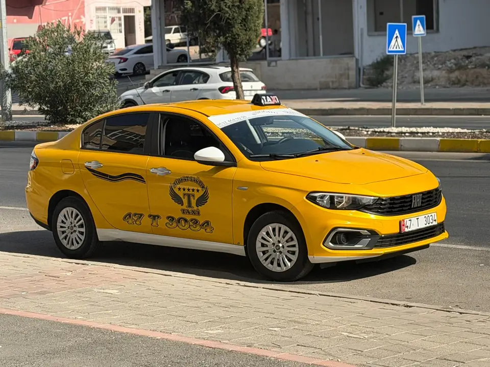 Midyat Taksi 7/24 aracı: sarı Fiat Egea, 47 T 3034