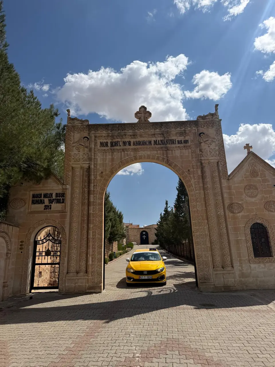 Midyat çevresinde manastırın taş kemerli girişi