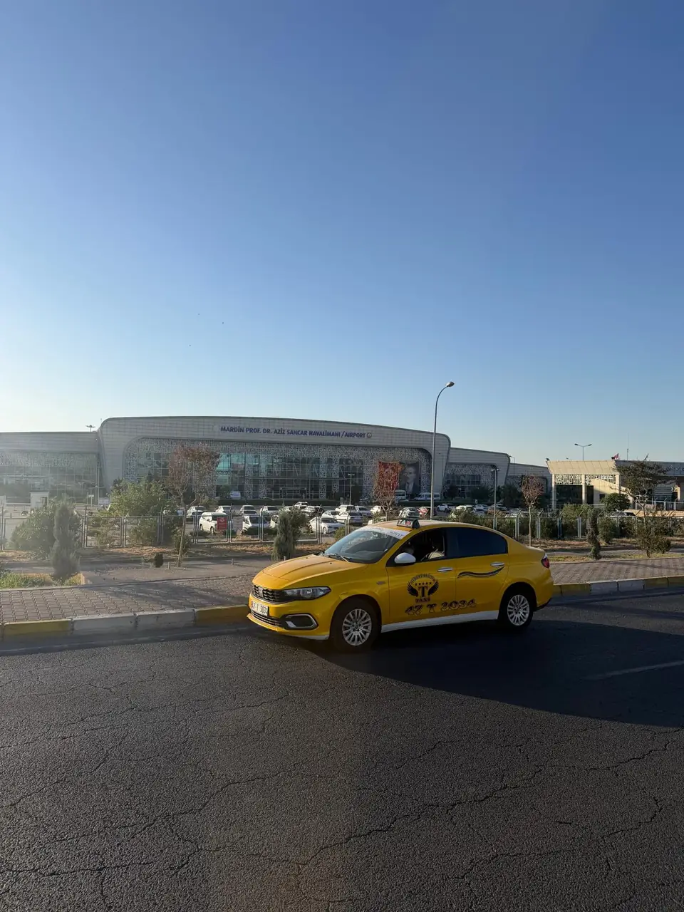 Mardin Havalimanı terminali önünde Midyat taksisi