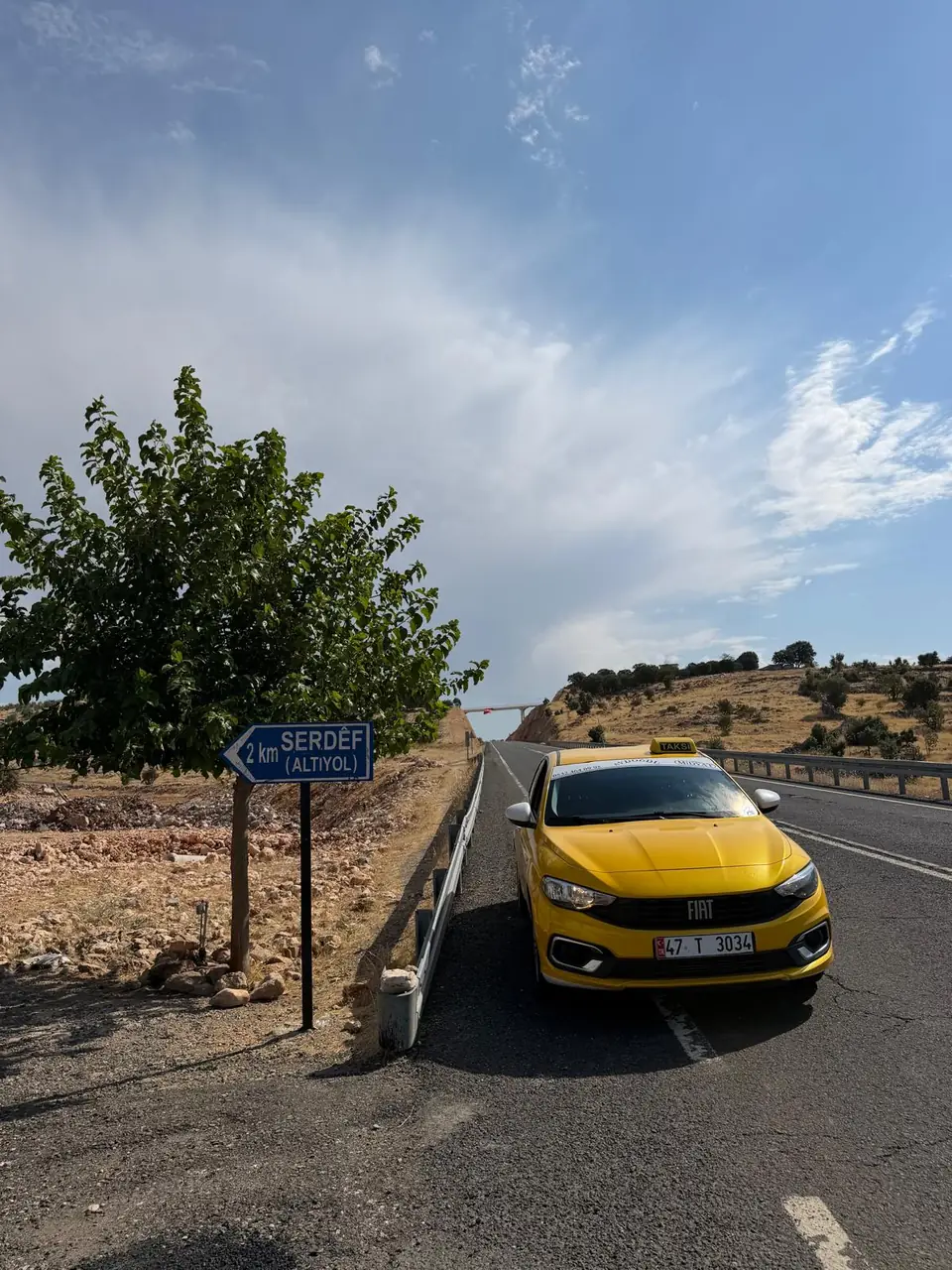Mardin köy yolunda yön tabelası yanında taksi