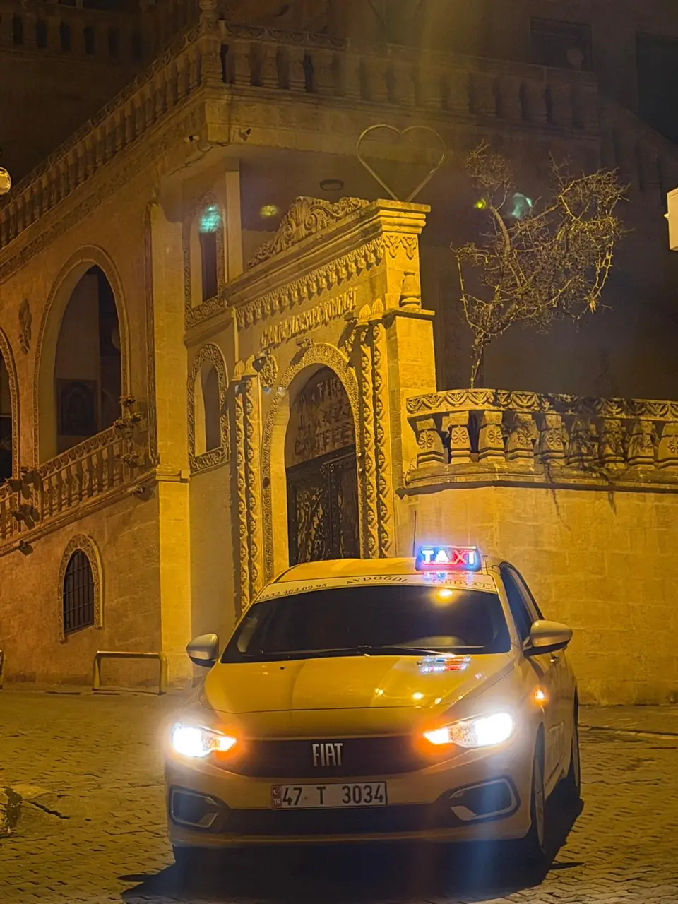 Gece tarihi taş konak önünde Midyat taksisi