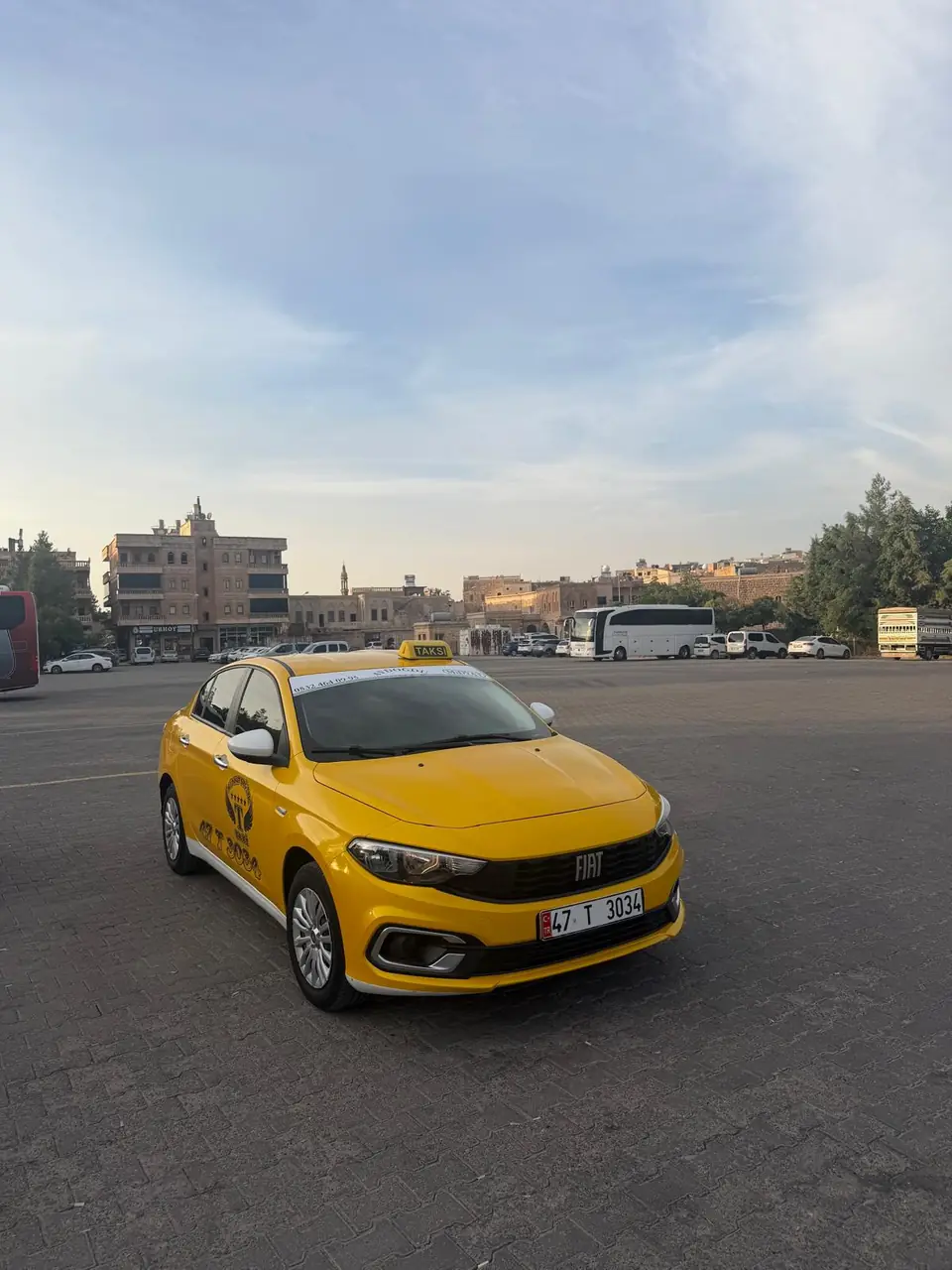 Midyat merkezde yola çıkmaya hazır sarı taksi